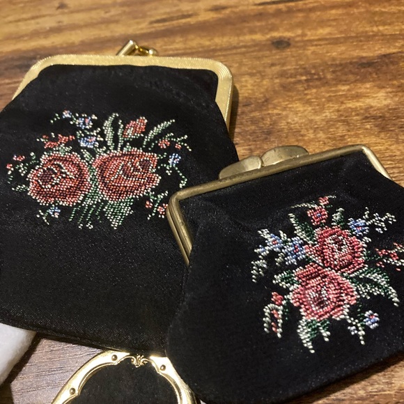 Vintage Rose Petit point embroidery on compact set - Picture 2 of 16